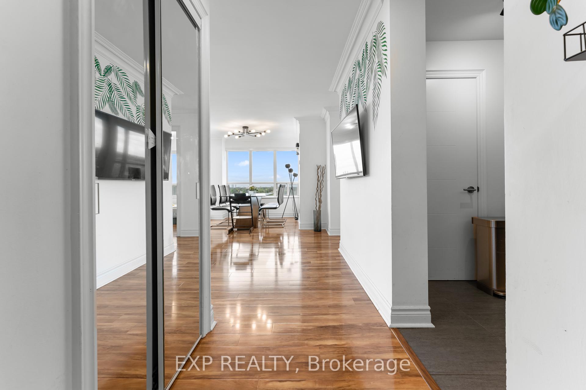 3 Bedrooms Condo at 2 Clairtrell, Toronto For sale
