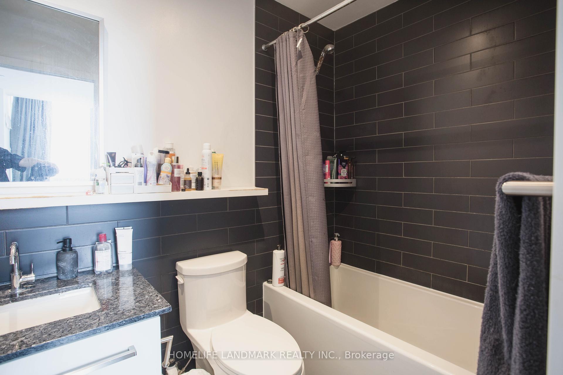 2 Bedrooms Condo at 160 Flemington, Toronto For sale