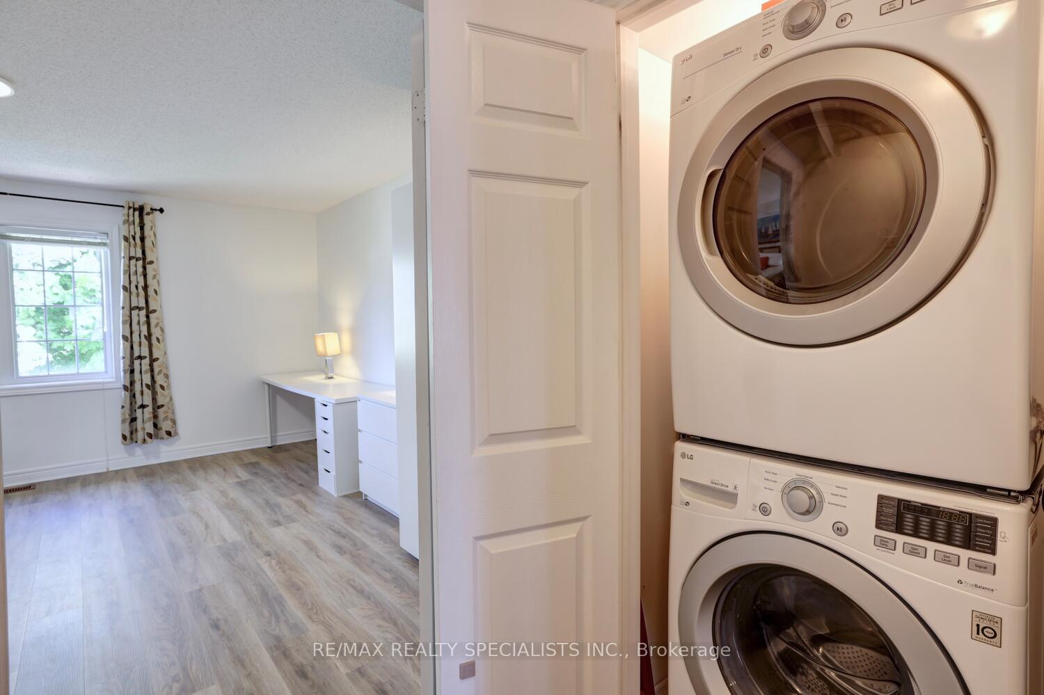 4 Bedrooms Condo at 1128 Dundas, Mississauga For sale