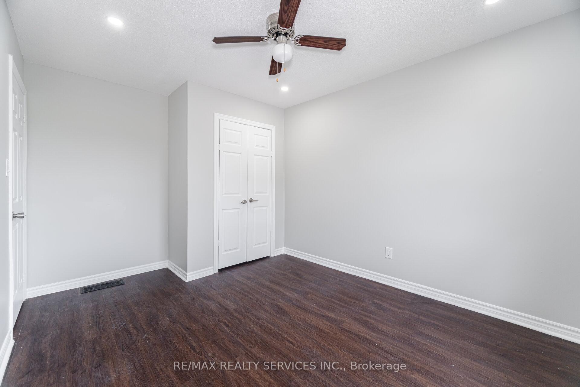 5 Bedrooms Condo at 3525 Brandon Gate, Mississauga For sale