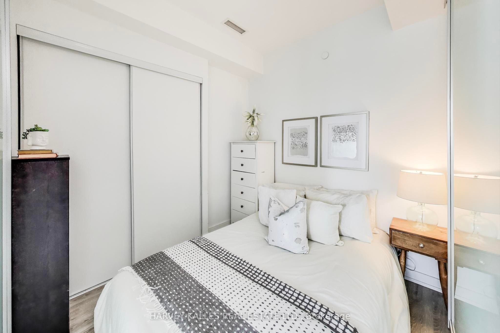 28 Wellesley Street E, #2408