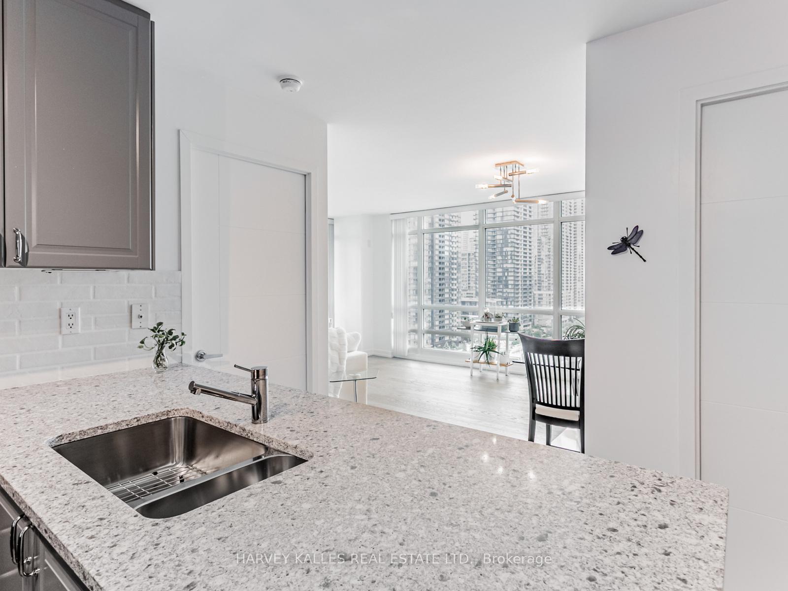 381 Front Street W 1810