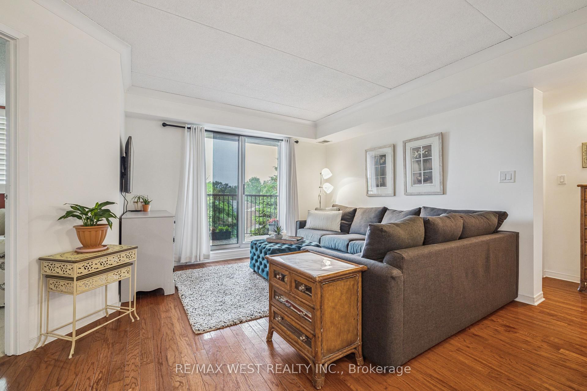 2 Bedrooms Condo at 3499 Upper Middle, Burlington For sale