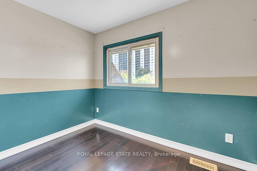 3 Bedrooms Condo at 977 Francis,  Burlington For sale
