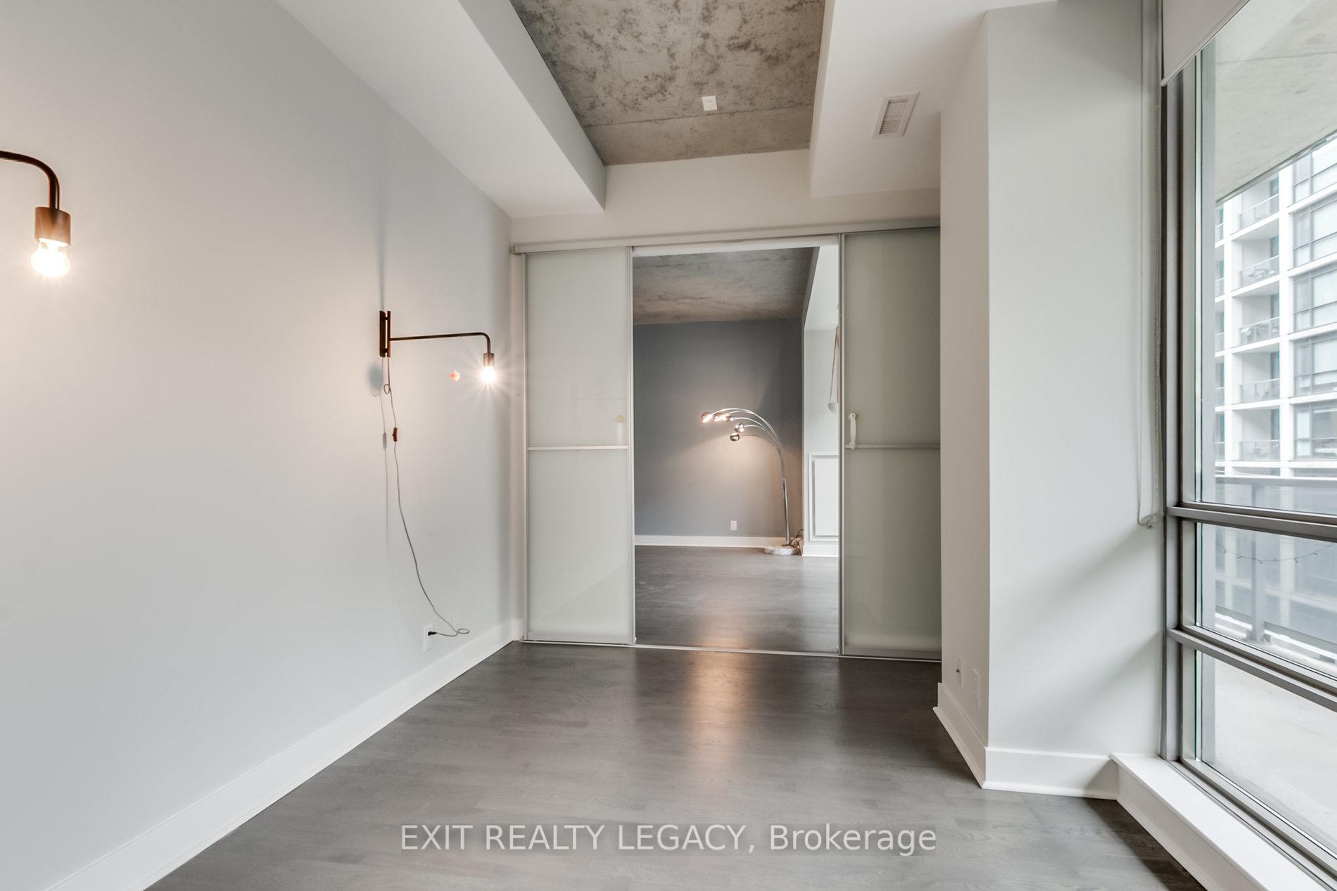 1 Bedroom Condo at 399 Adelaide,  Toronto For sale