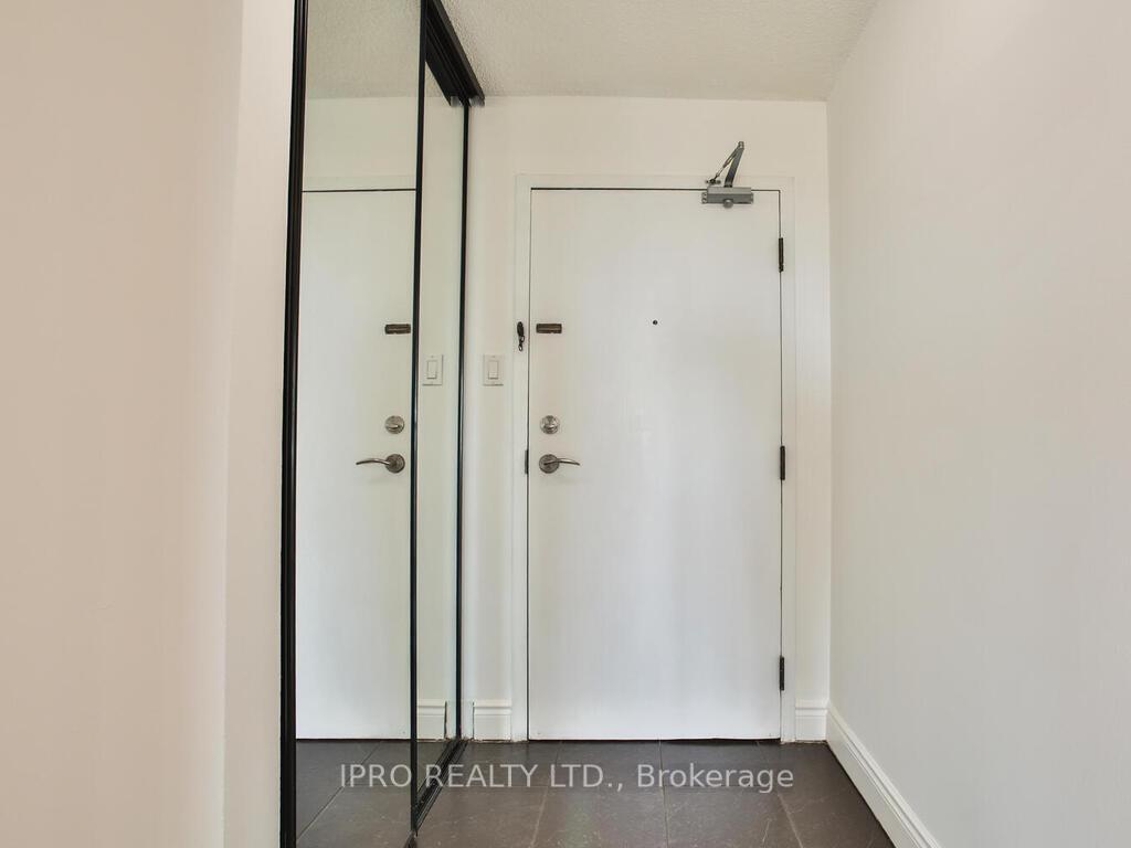 3 Bedrooms Condo at 330 Rathburn, Mississauga For sale