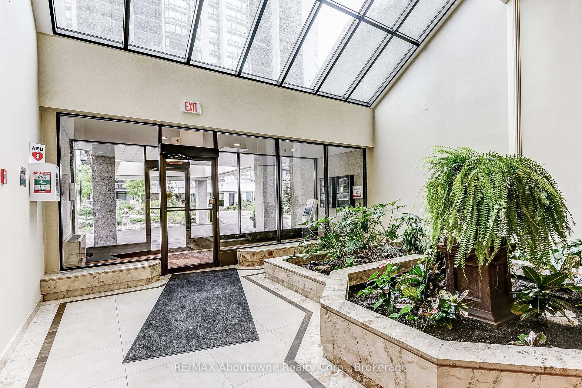 2 Bedrooms Condo at 2180 Marine, Oakville For sale