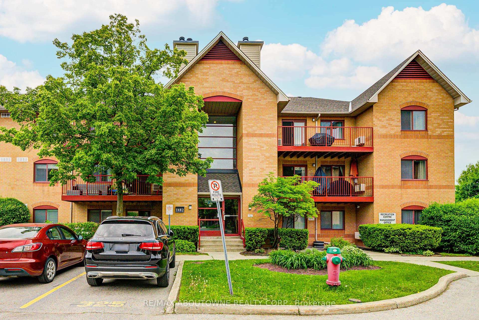 3 Bedrooms Condo at 1482 Pilgrims, Oakville For sale