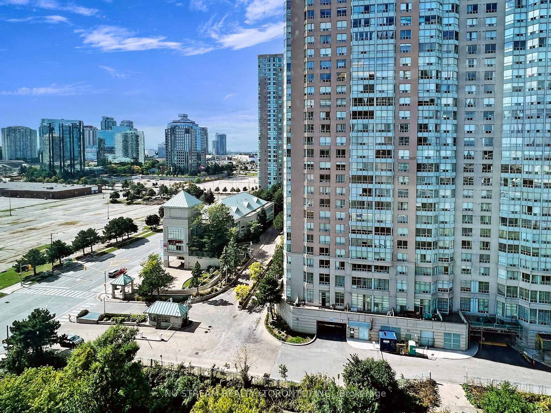 2 Bedrooms Condo at 18 Lee Centre,  Toronto For sale