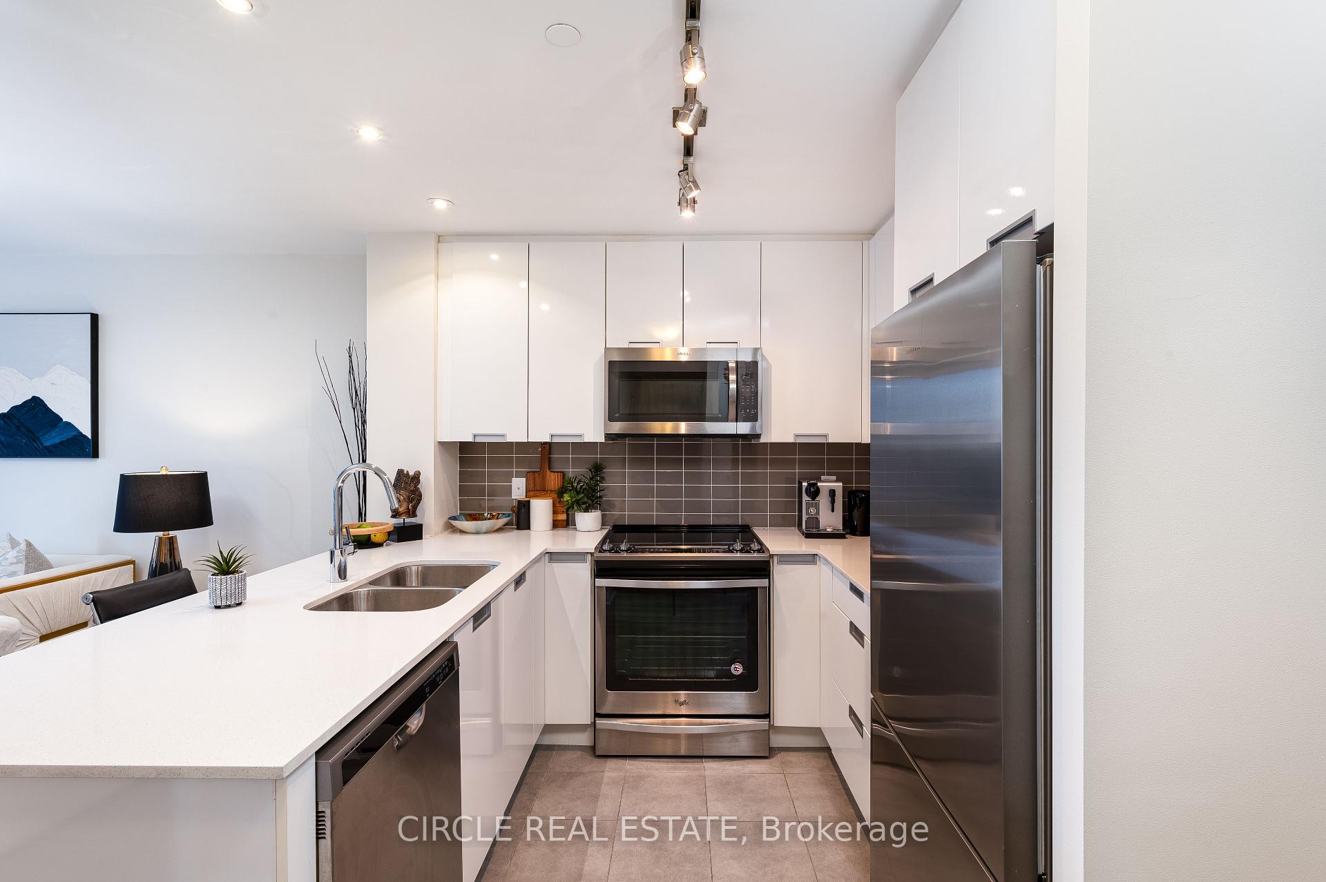 4 Bedrooms Condo at 5033 Four Springs,  Mississauga For sale