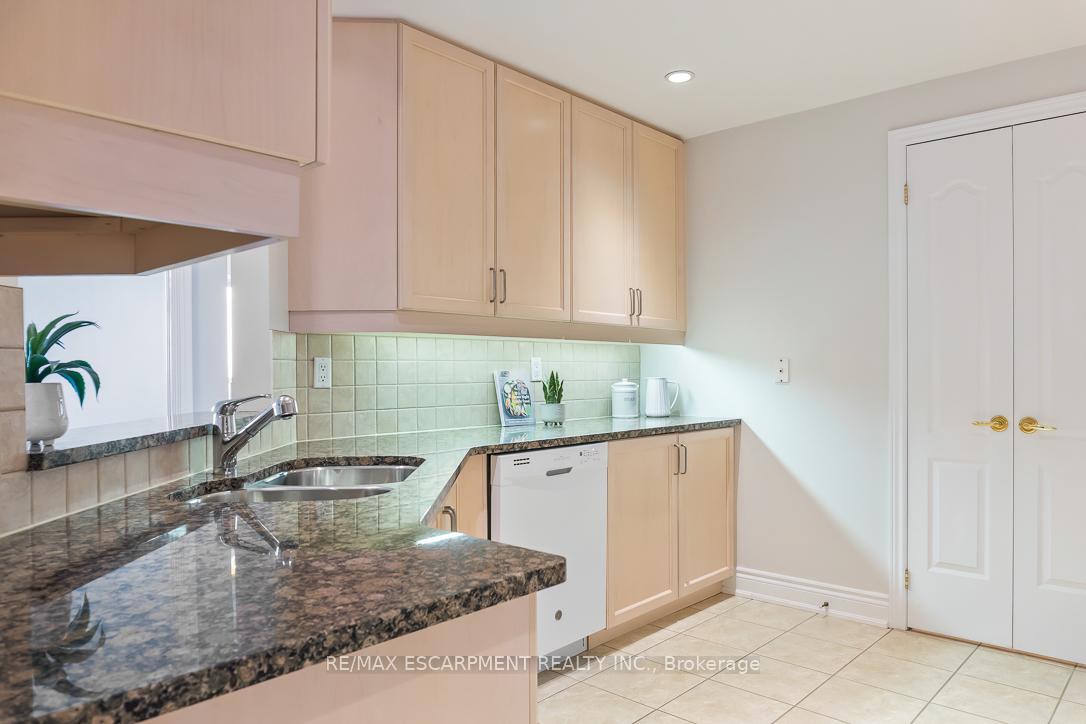 1 Bedroom Condo at 1900 The Collegeway, Mississauga For sale