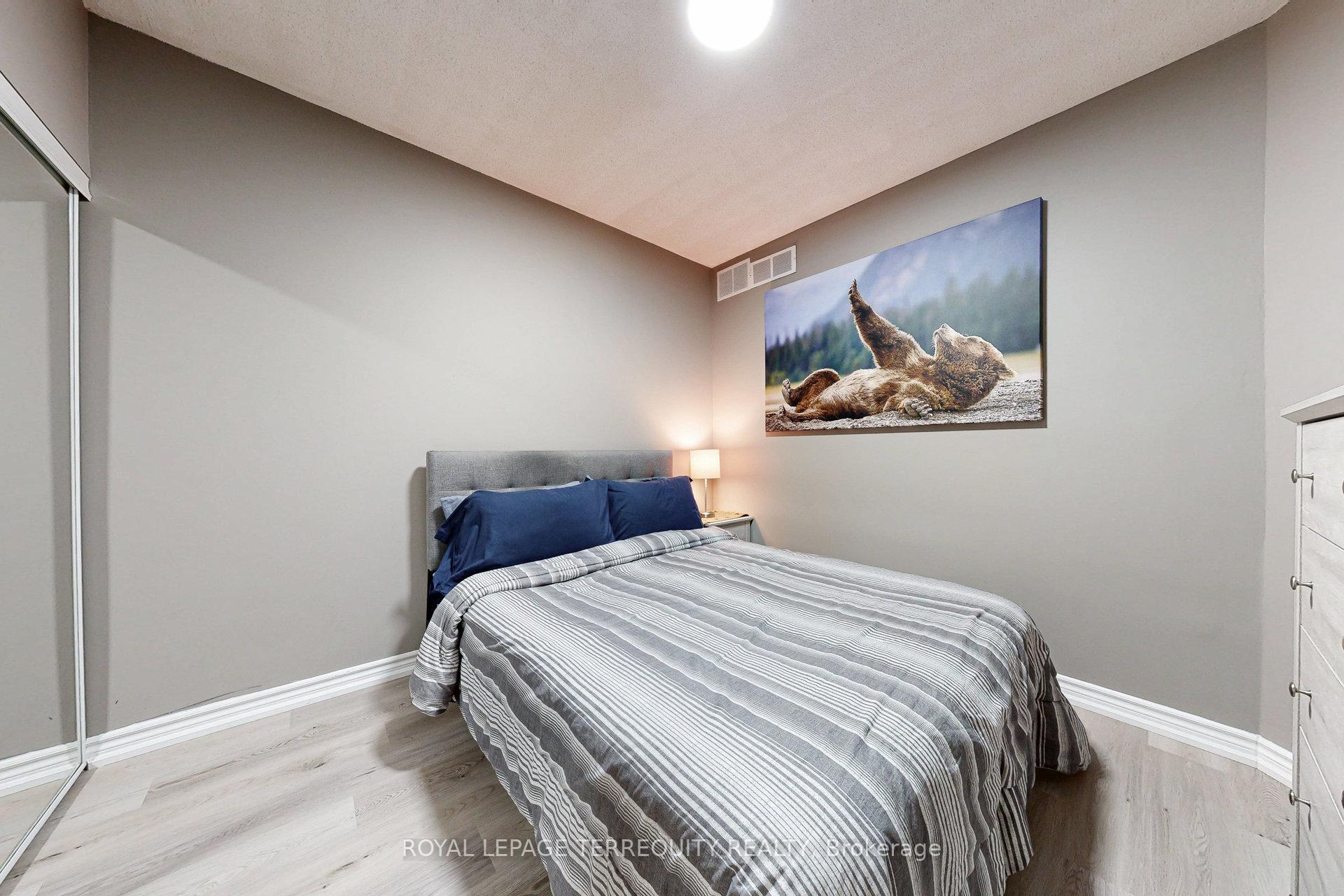 2 Bedrooms Condo at 200 Burnhamthorpe, Mississauga For sale