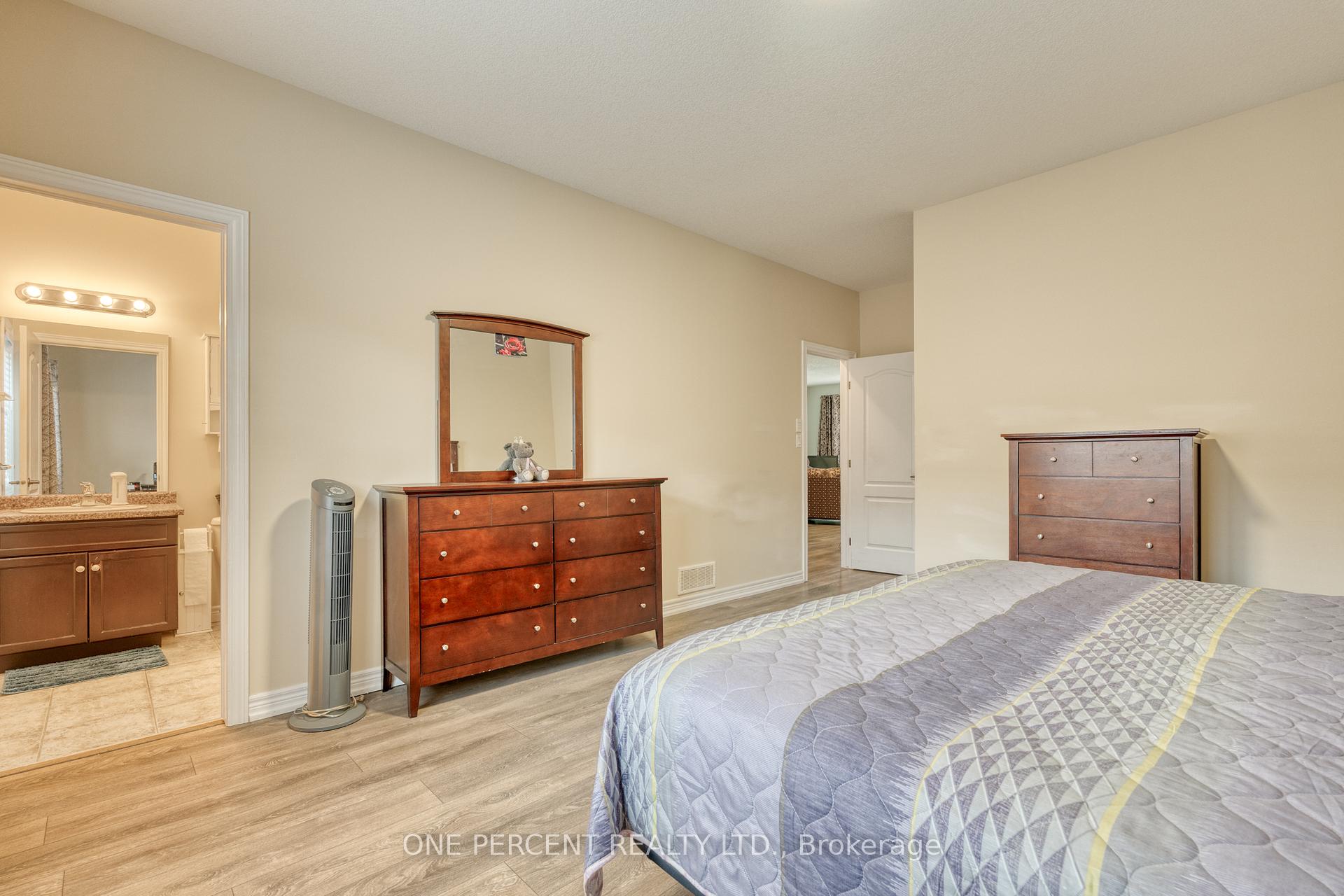 2 Bedrooms Condo at 21 Stickland, Hamilton For sale