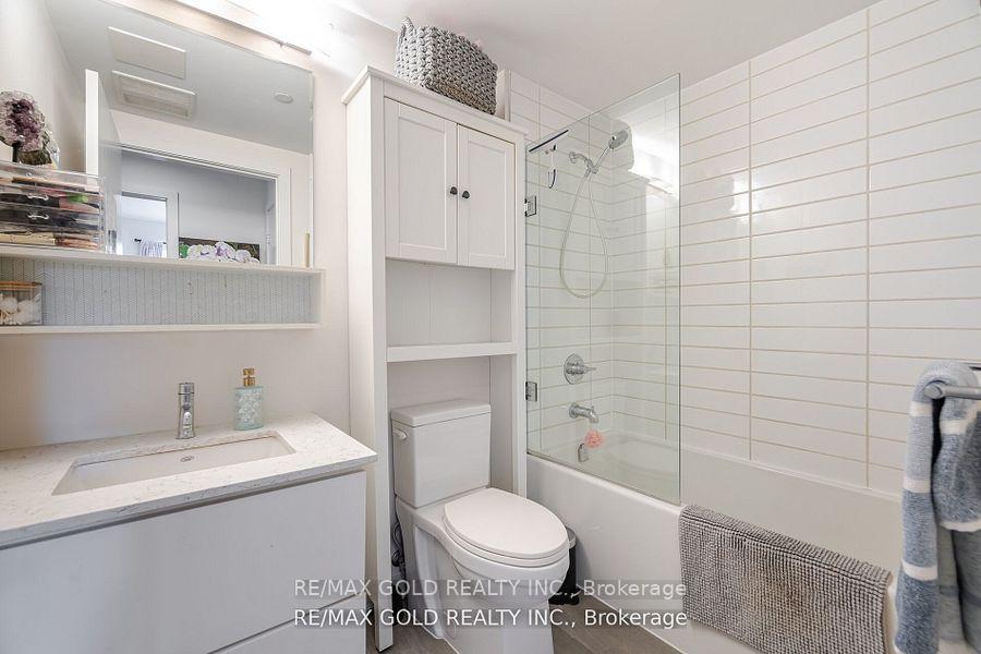 2 Bedrooms Condo at 320 Plains,  Burlington For sale