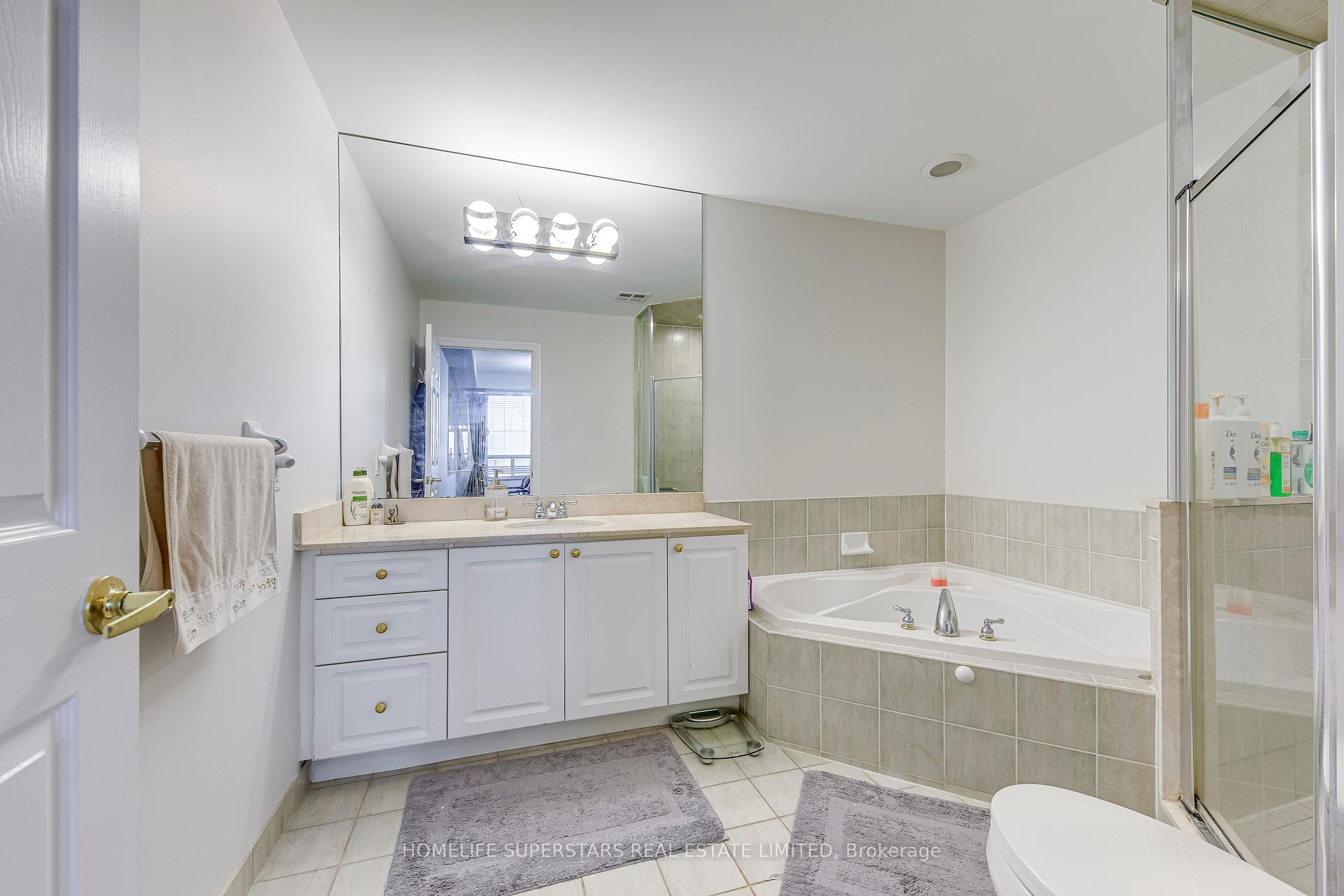 3 Bedrooms Condo at 25 Kingsbridge Garden, Mississauga For sale