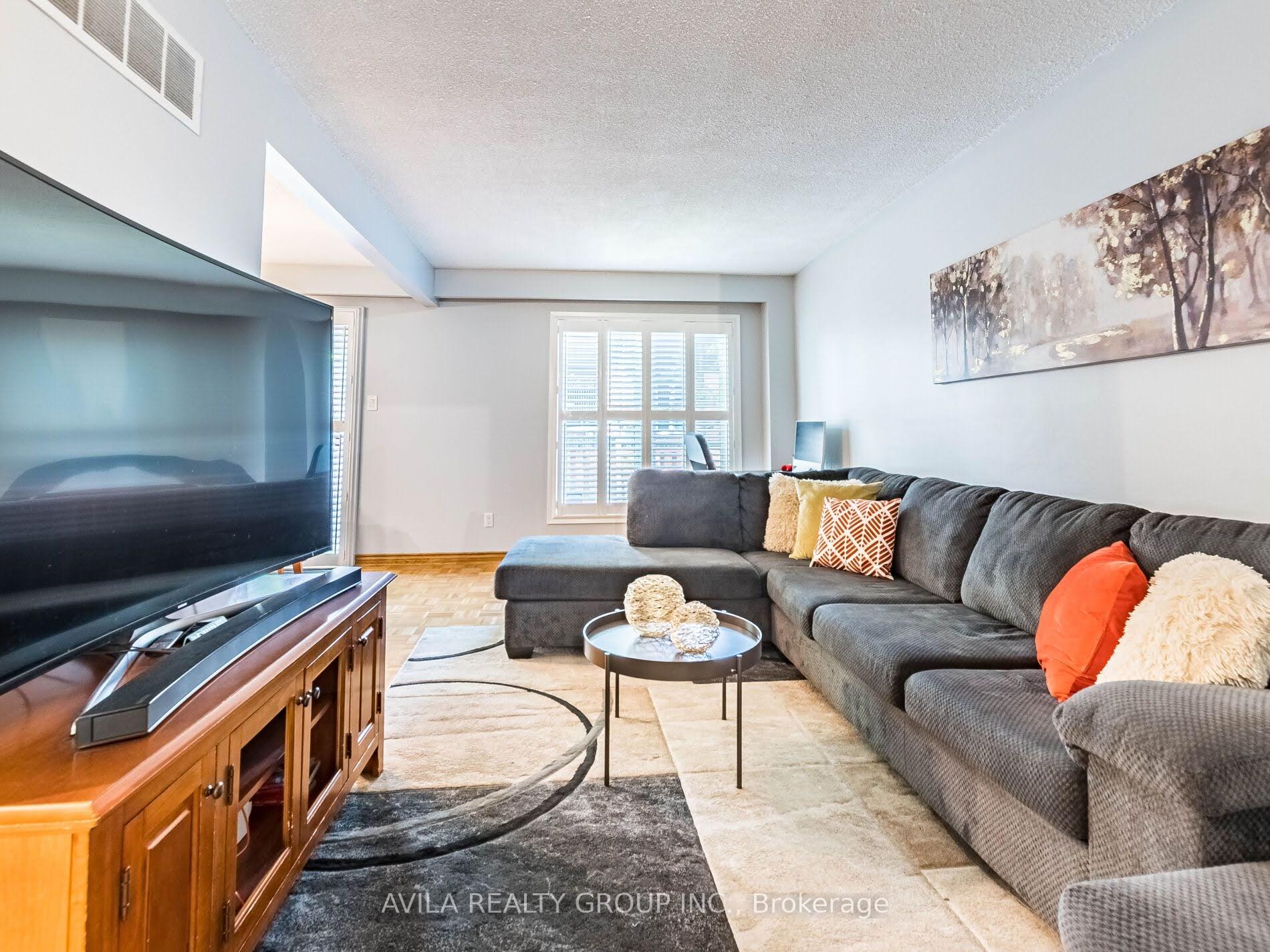 4 Bedrooms Condo at 750 Burnhamthorpe, Mississauga For sale