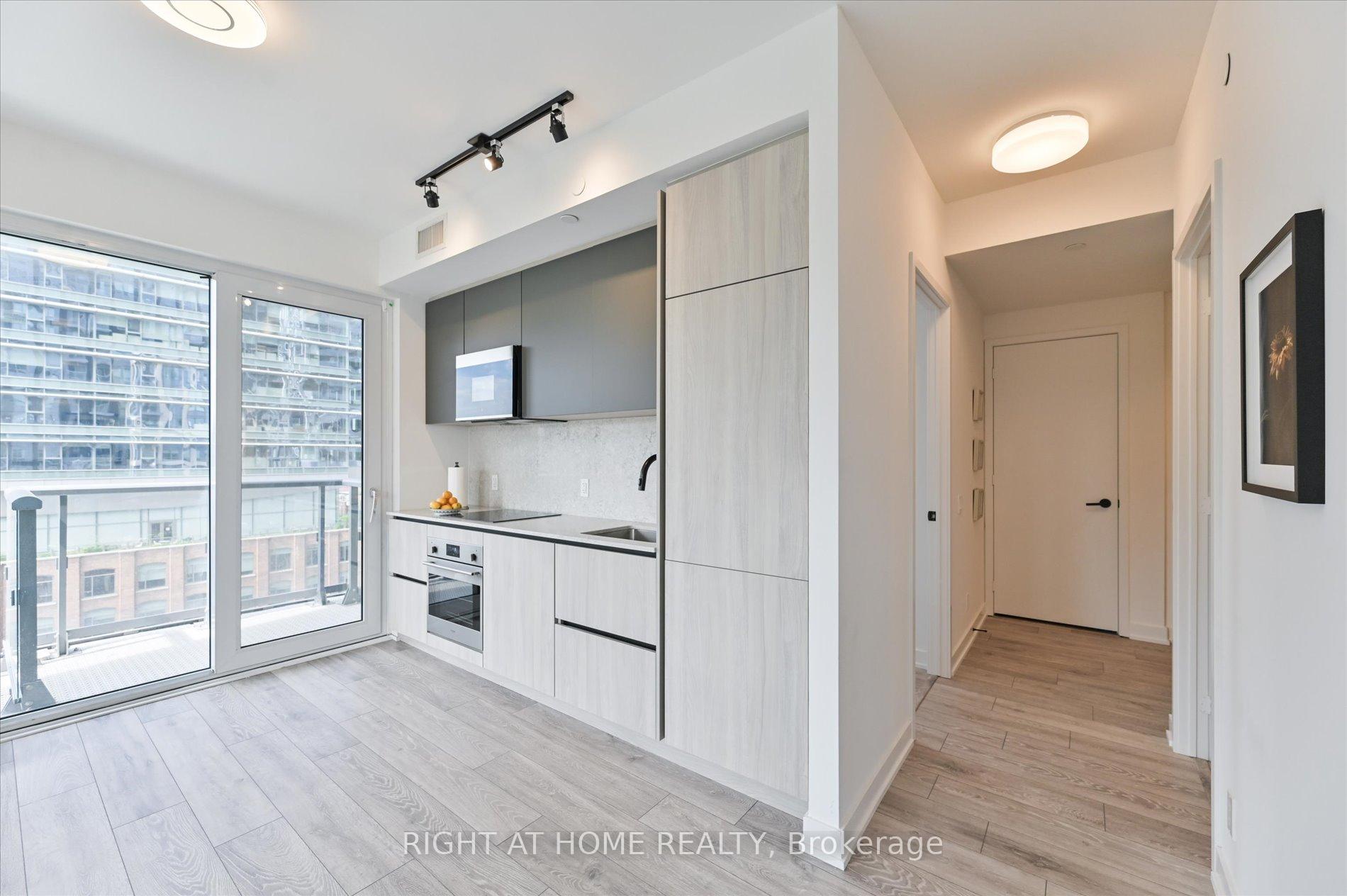 3 Bedrooms Condo at 108 Peter, Toronto For sale
