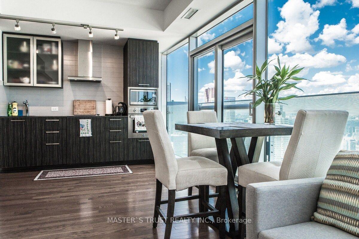 2 Bedrooms Condo at 14 York, Toronto For sale