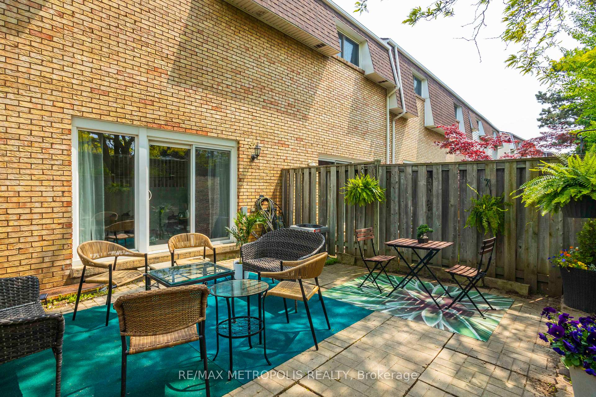 3 Bedrooms Condo at 11 Harrisford, Hamilton For sale