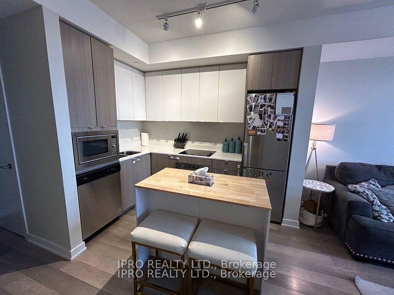 2 Bedrooms Condo at 5230 Dundas, Burlington For sale