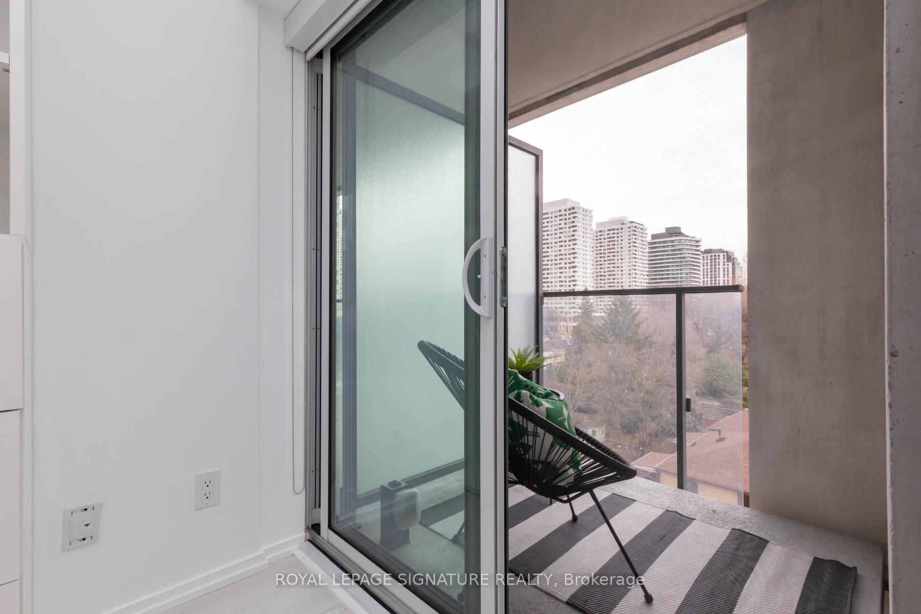 2 Bedrooms Condo at 8 Hillsdale, Toronto For sale