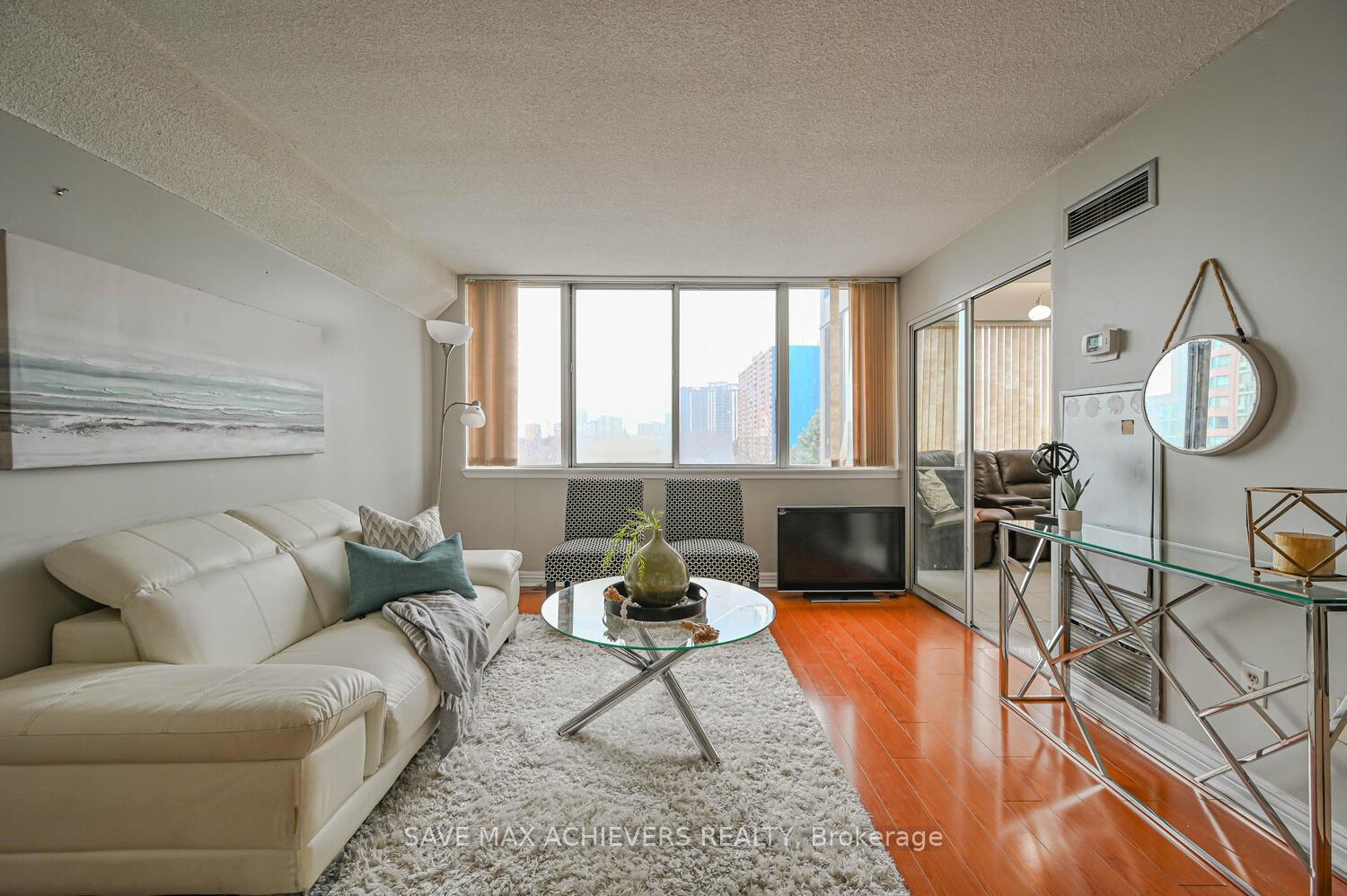 3 Bedrooms Condo at 21 Markbrook, Toronto For sale