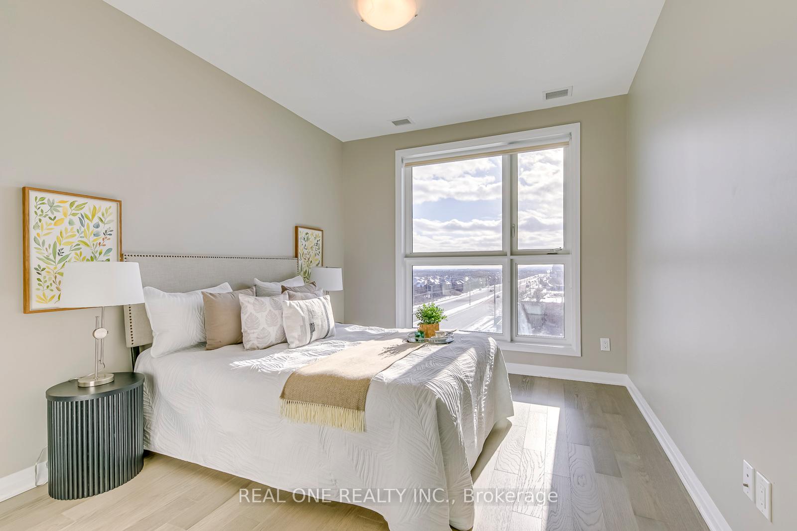 2 Bedrooms Condo at 95 Dundas, Oakville For sale