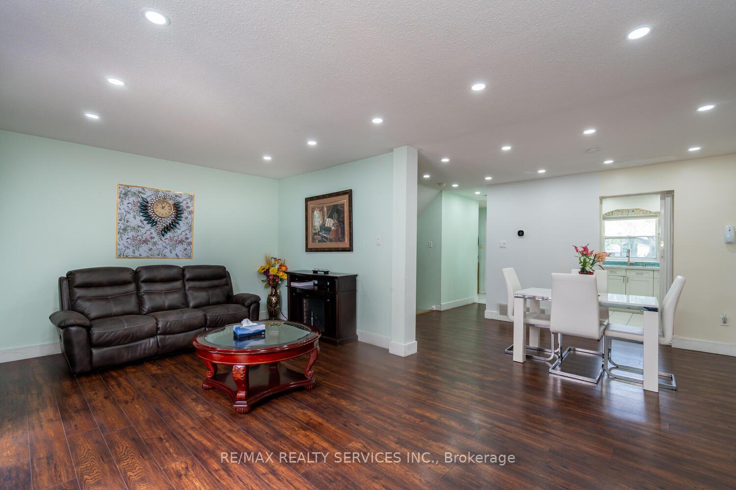 5 Bedrooms Condo at 2825 Gananoque, Mississauga For sale