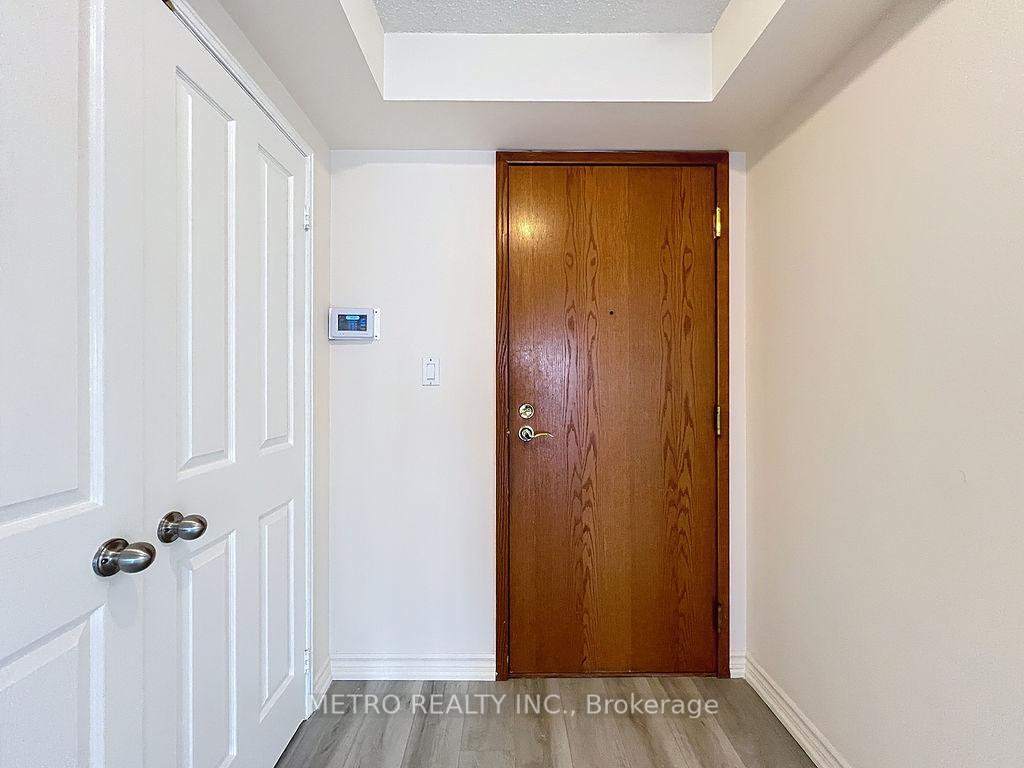 3 Bedrooms Condo at 18 Hollywood, Toronto For sale