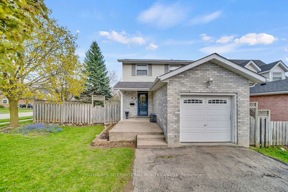 16 Moss Place, Guelph, ON N1G 4V1