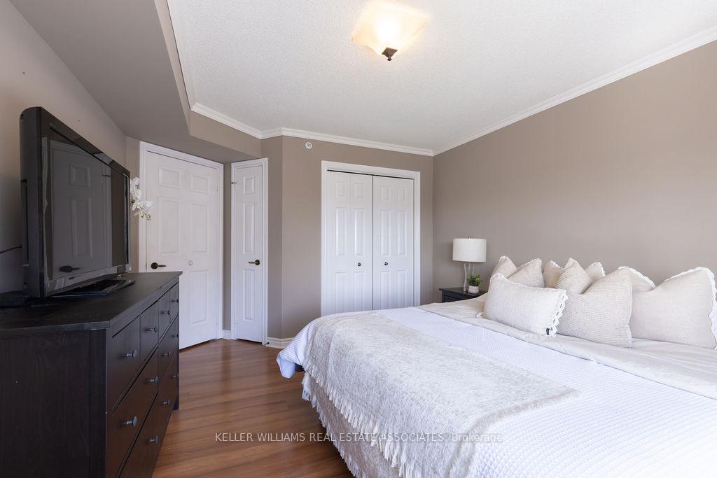 2 Bedrooms Condo at 4003 Kilmer, Burlington For sale