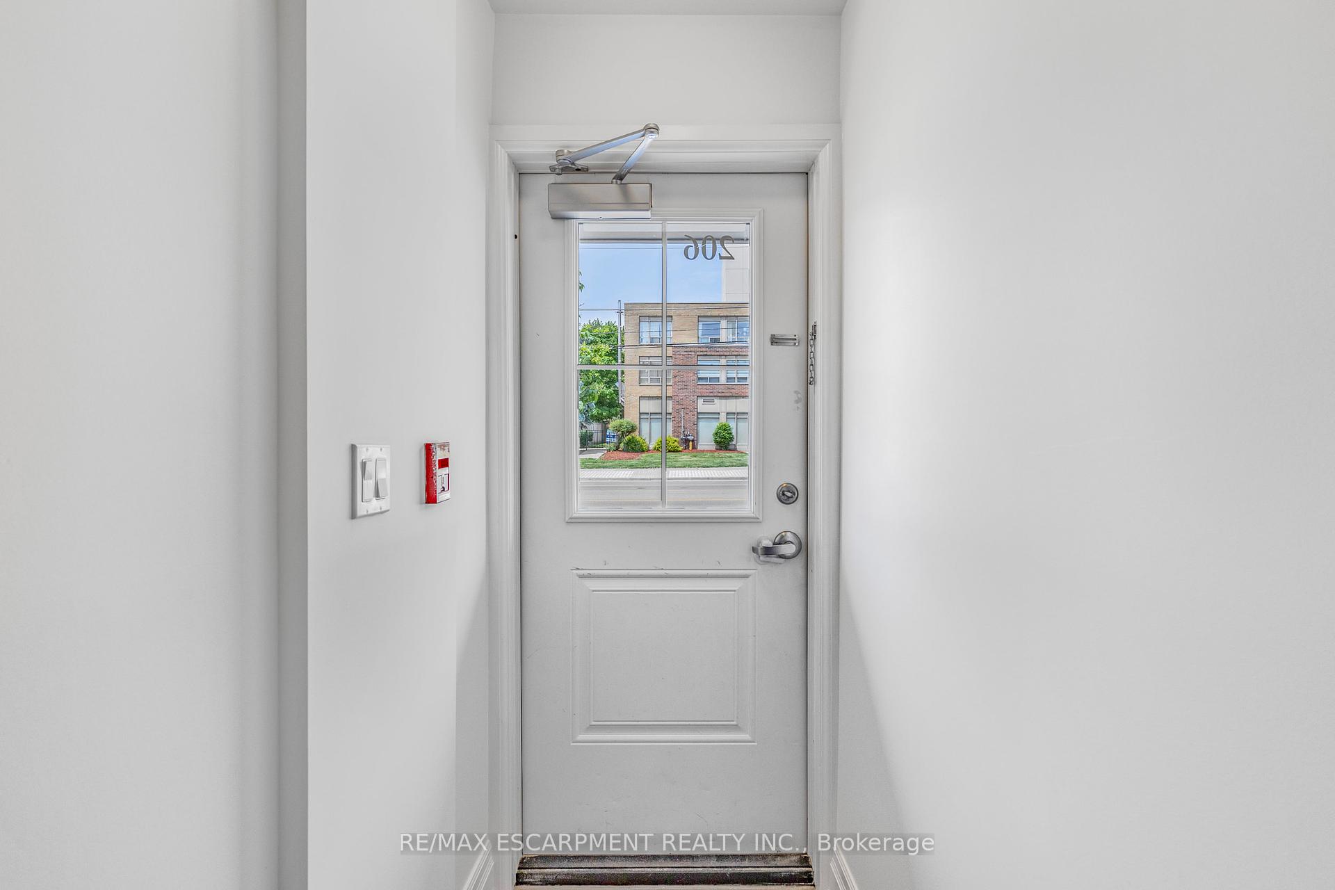 2 Bedrooms Condo at 760 Lakeshore, Mississauga For sale