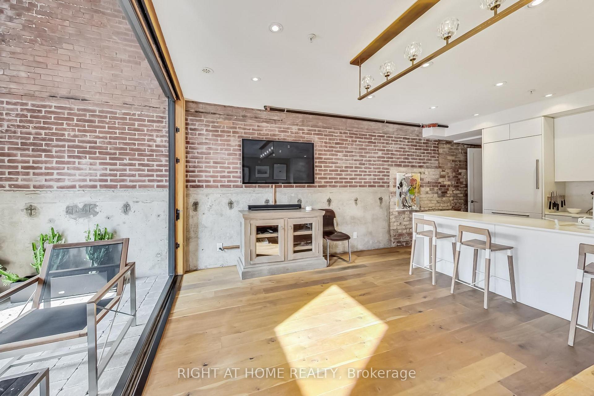 3 Bedrooms Condo at 40 Westmoreland, Toronto For sale