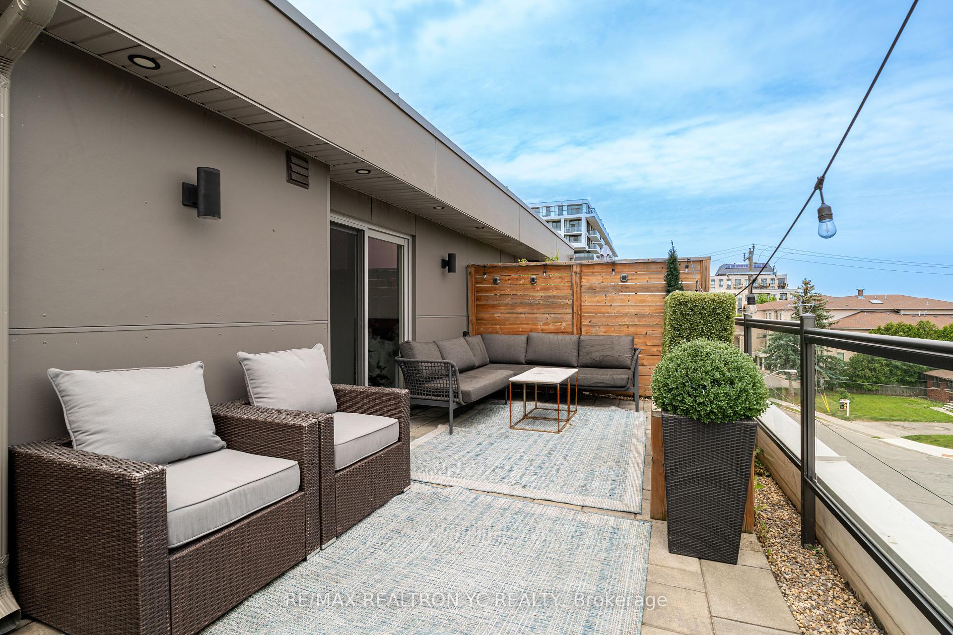 4 Bedrooms Condo at 18 Greenbriar, Toronto For sale
