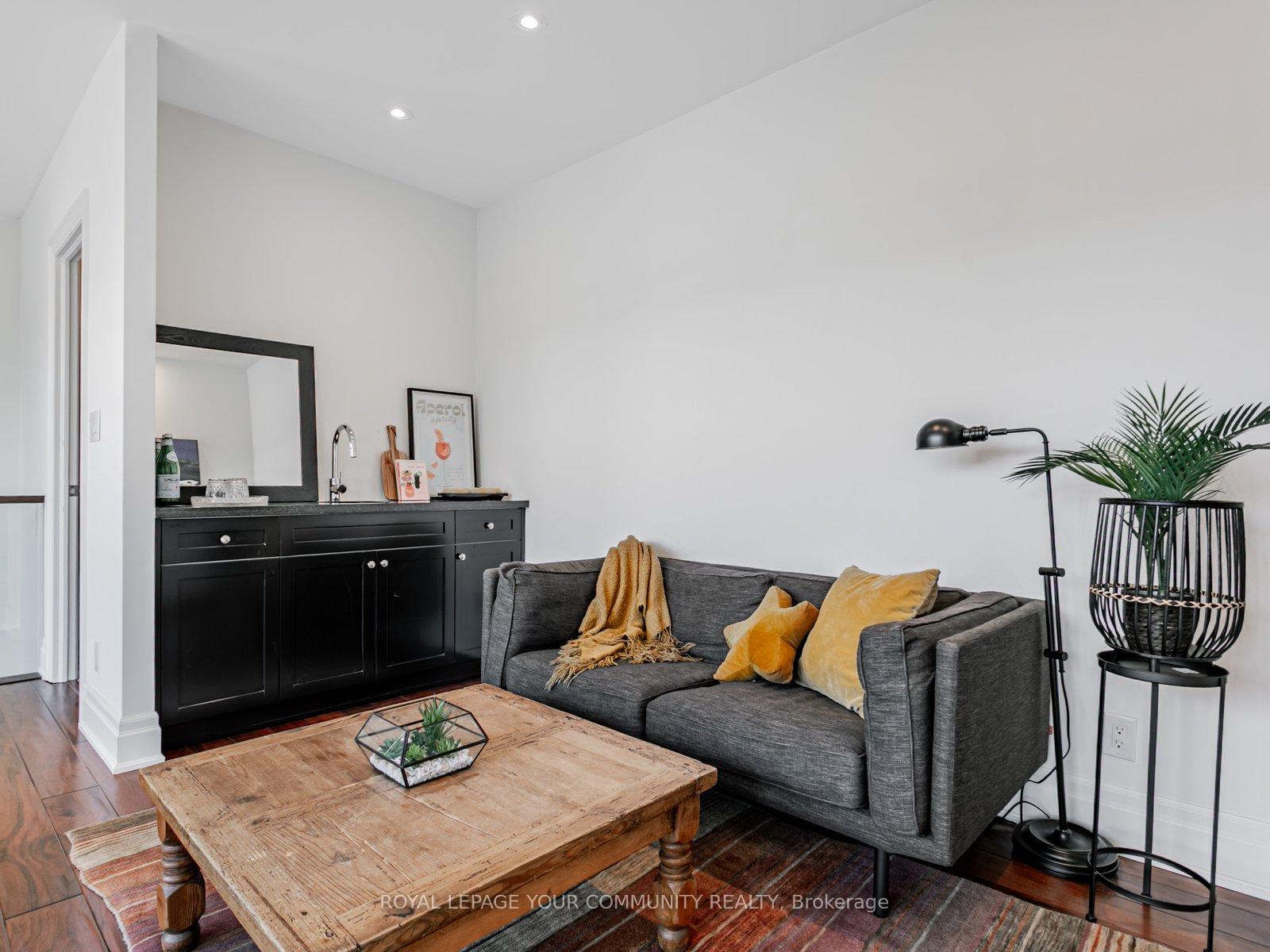 3 Bedrooms Condo at 1 Rainsford, Toronto For sale