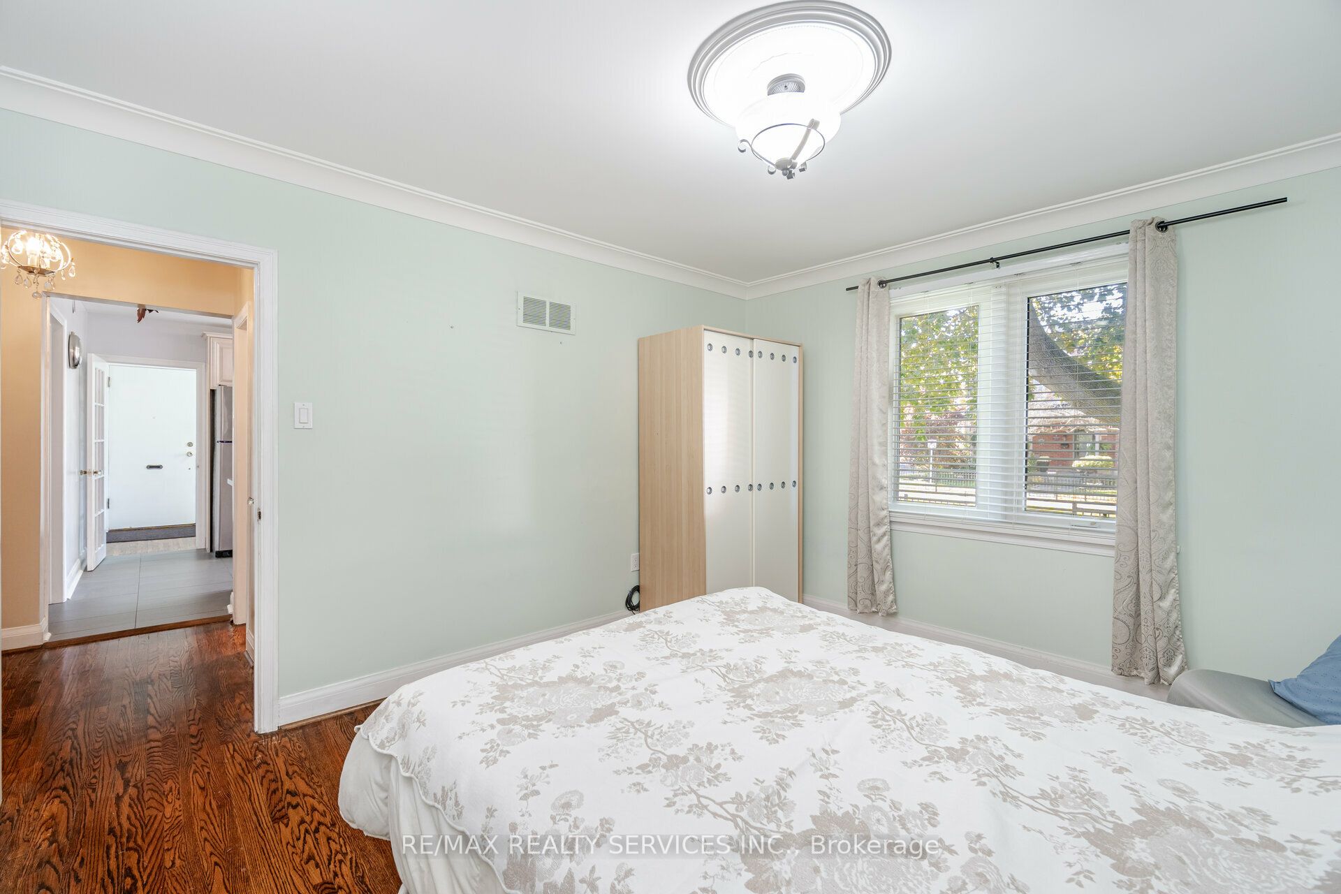 18 Wellington Street W