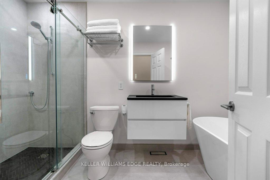 2 Bedrooms Condo at 3480 Upper Middle, Burlington For sale