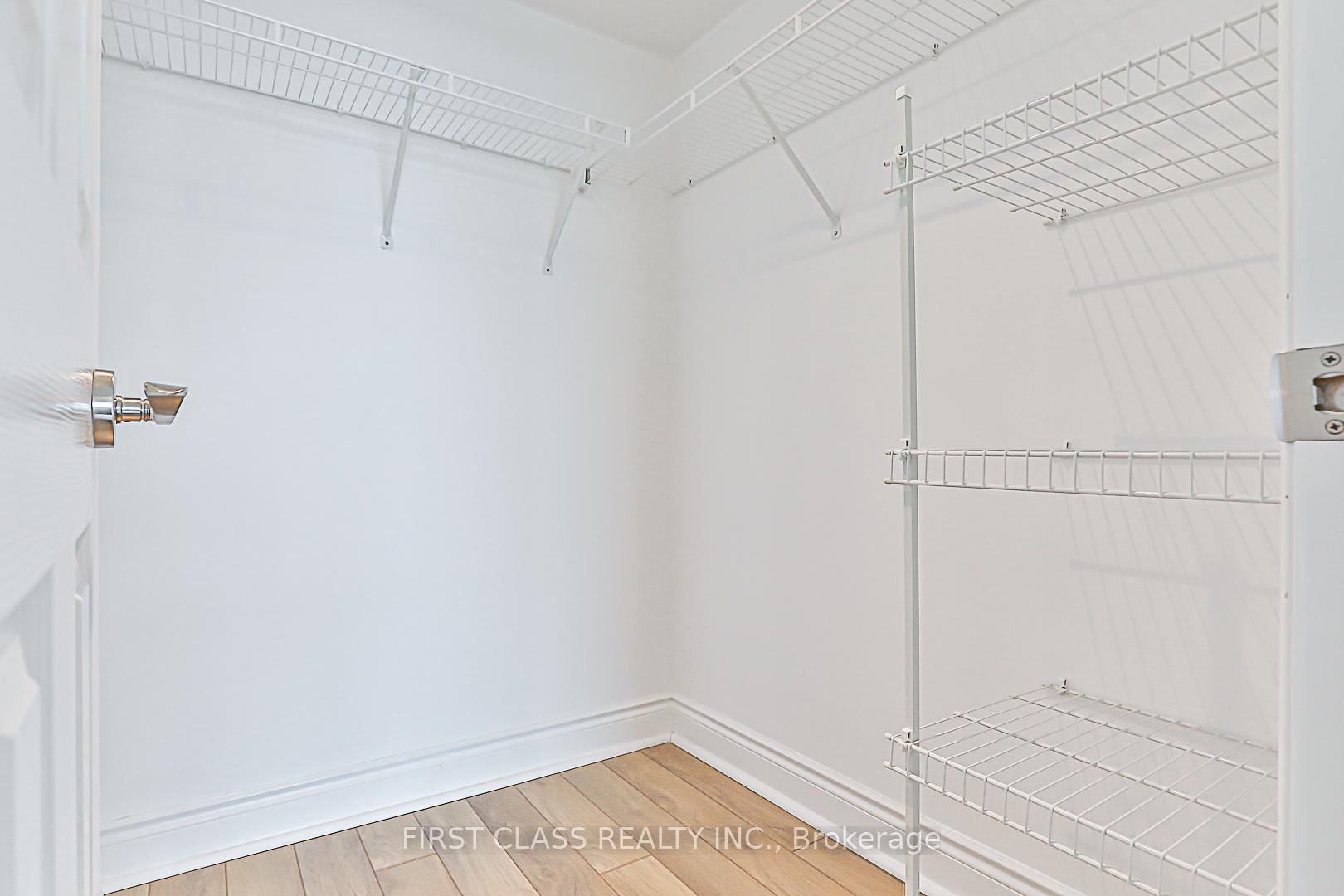 2 Bedrooms Condo at 15 Greenview,  Toronto For sale