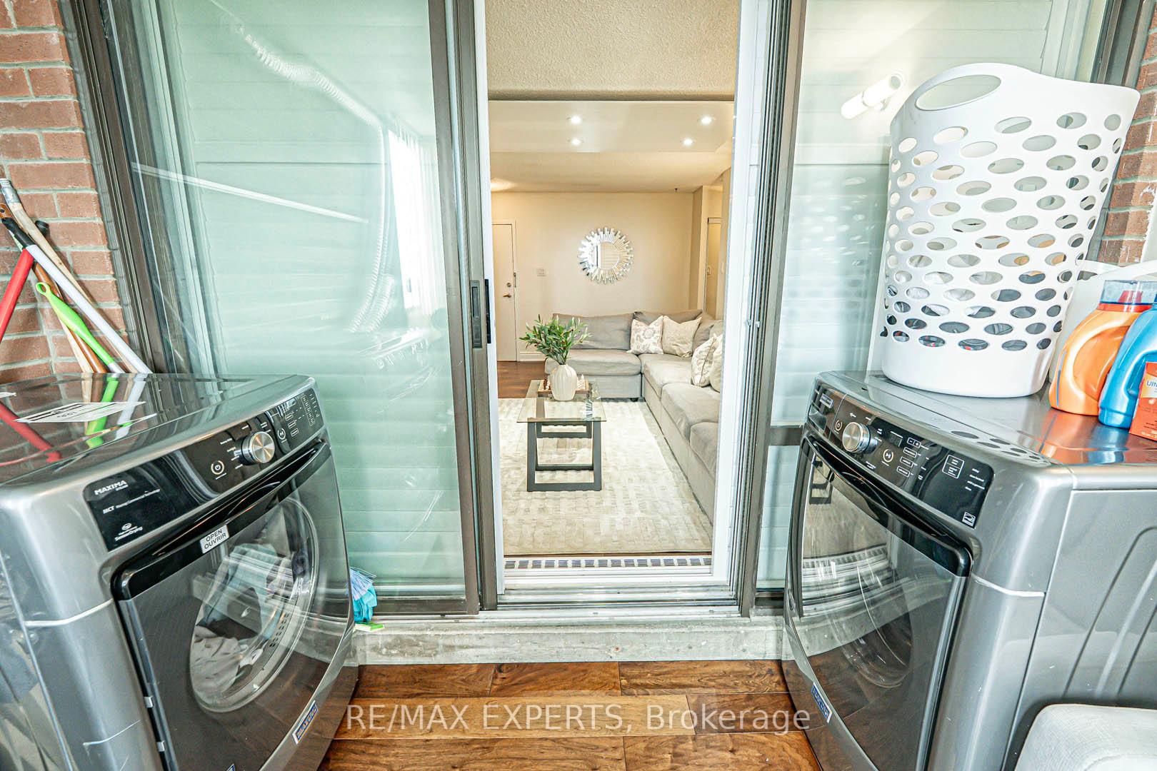 3 Bedrooms Condo at 1625 Bloor, Mississauga For sale