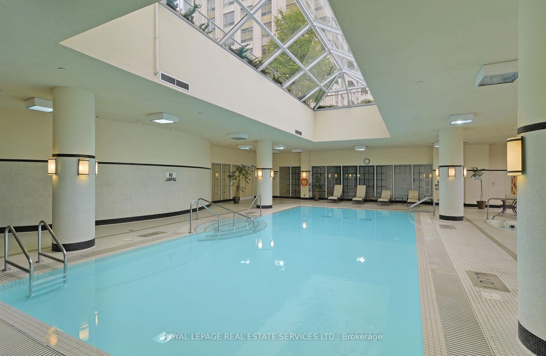 3 Bedrooms Condo at 25 Kingsbridge Garden, Mississauga For sale