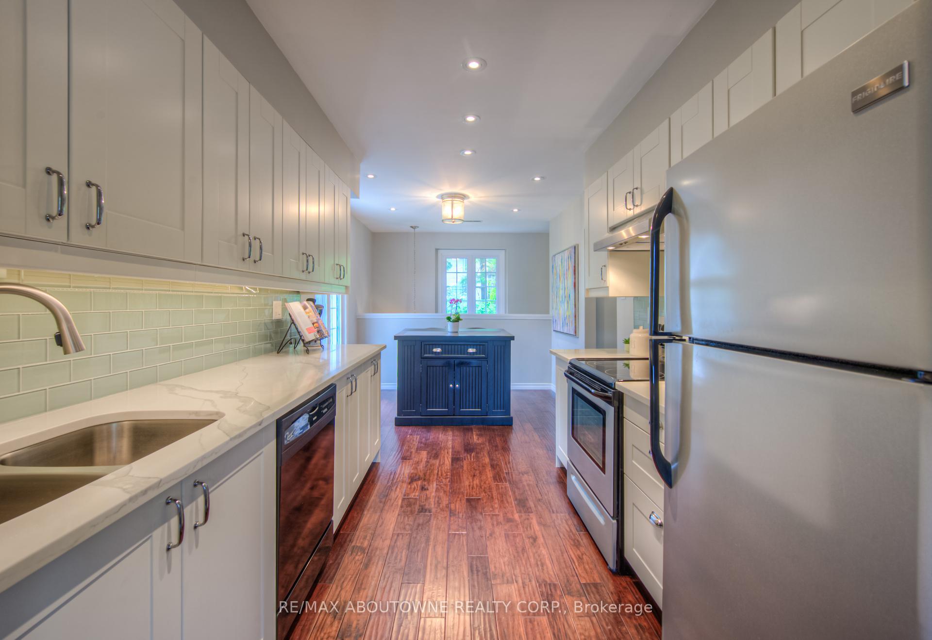 2 Bedrooms Condo at 2110 Cleaver, Burlington For sale