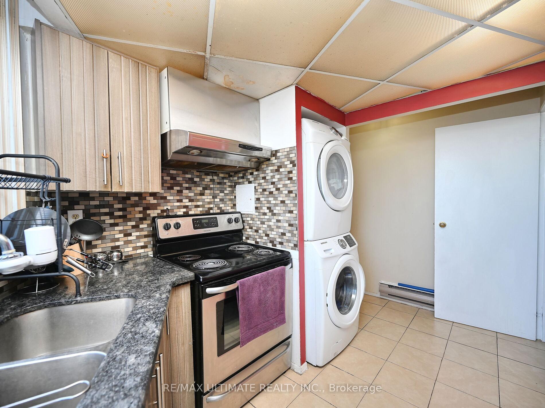 3 Bedrooms Condo at 3700 Kaneff, Mississauga For sale