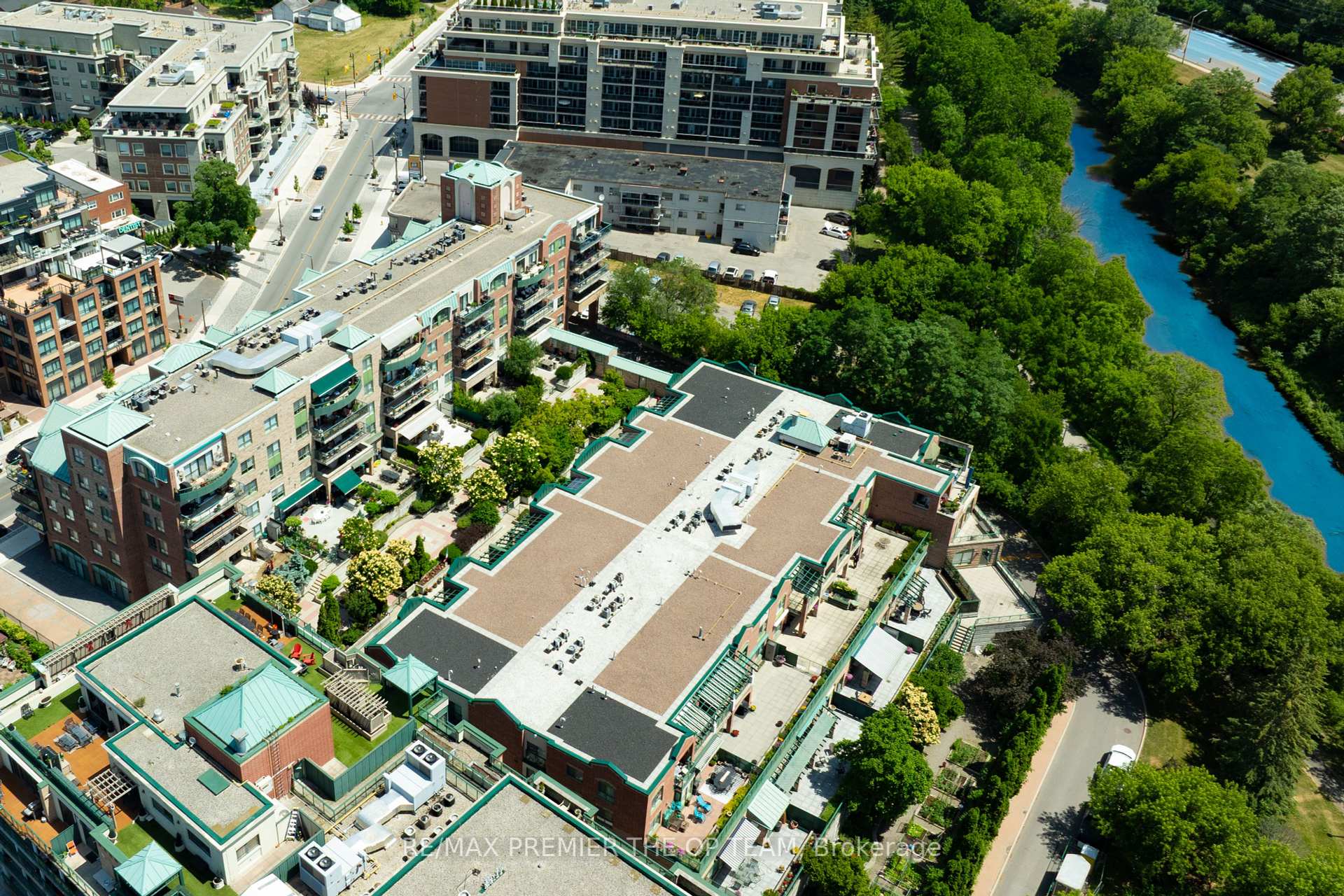 2 Bedrooms Condo at 121 Woodbridge, Vaughan For sale