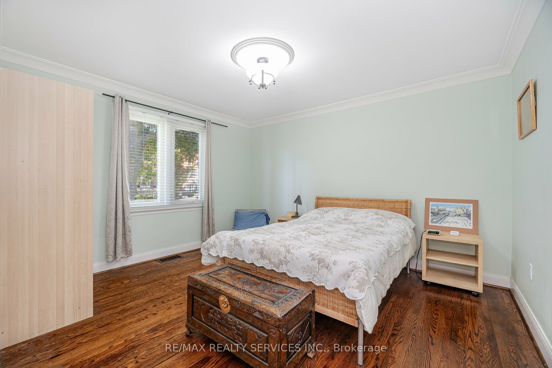 18 Wellington Street W