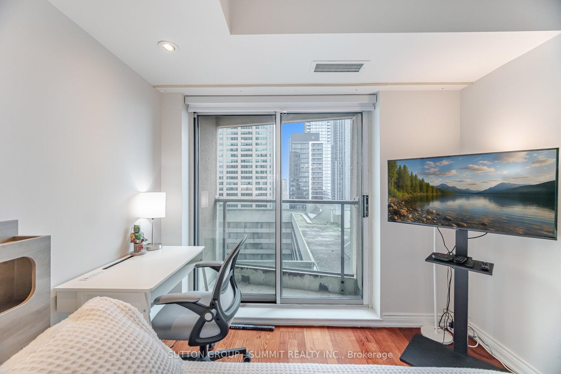 2 Bedrooms Condo at 8 Park, Toronto For sale
