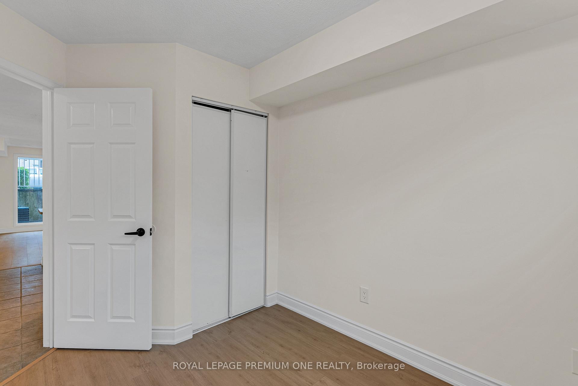 3 Bedrooms Condo at 65 Turntable, Toronto For sale