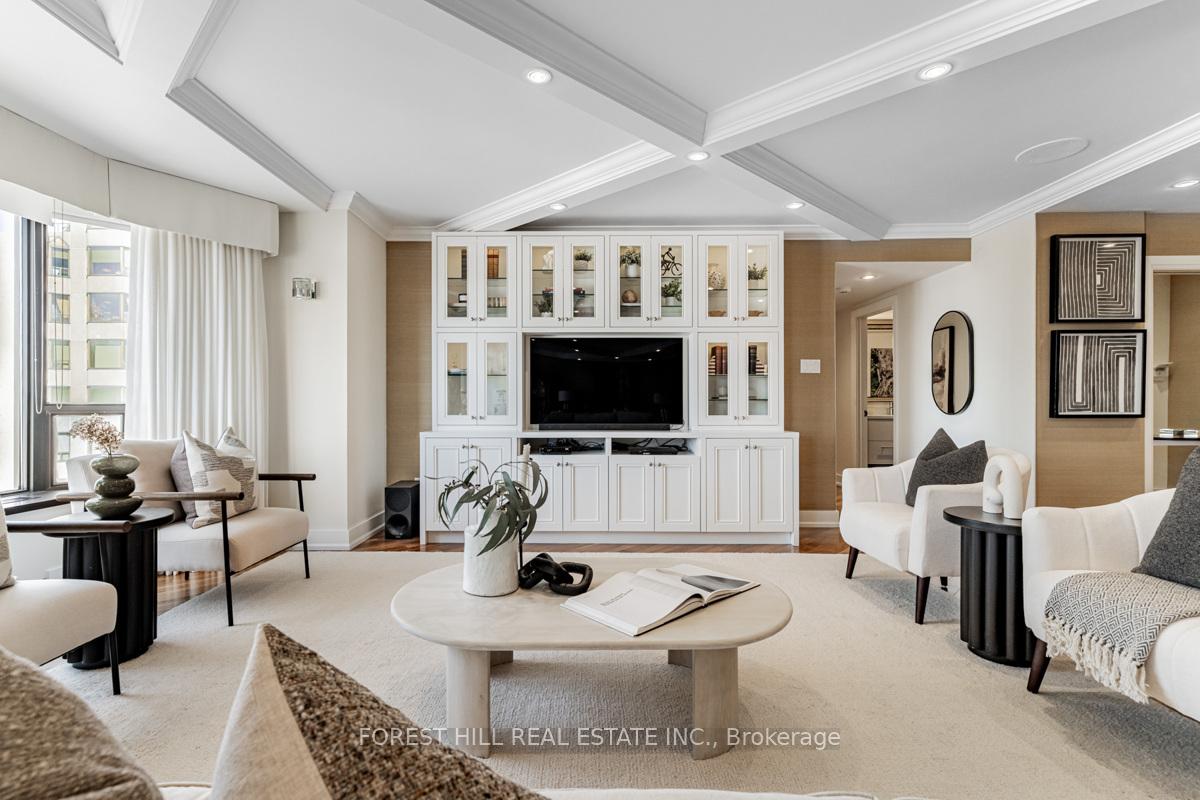 2 Bedrooms Condo at 175 Cumberland, Toronto For sale