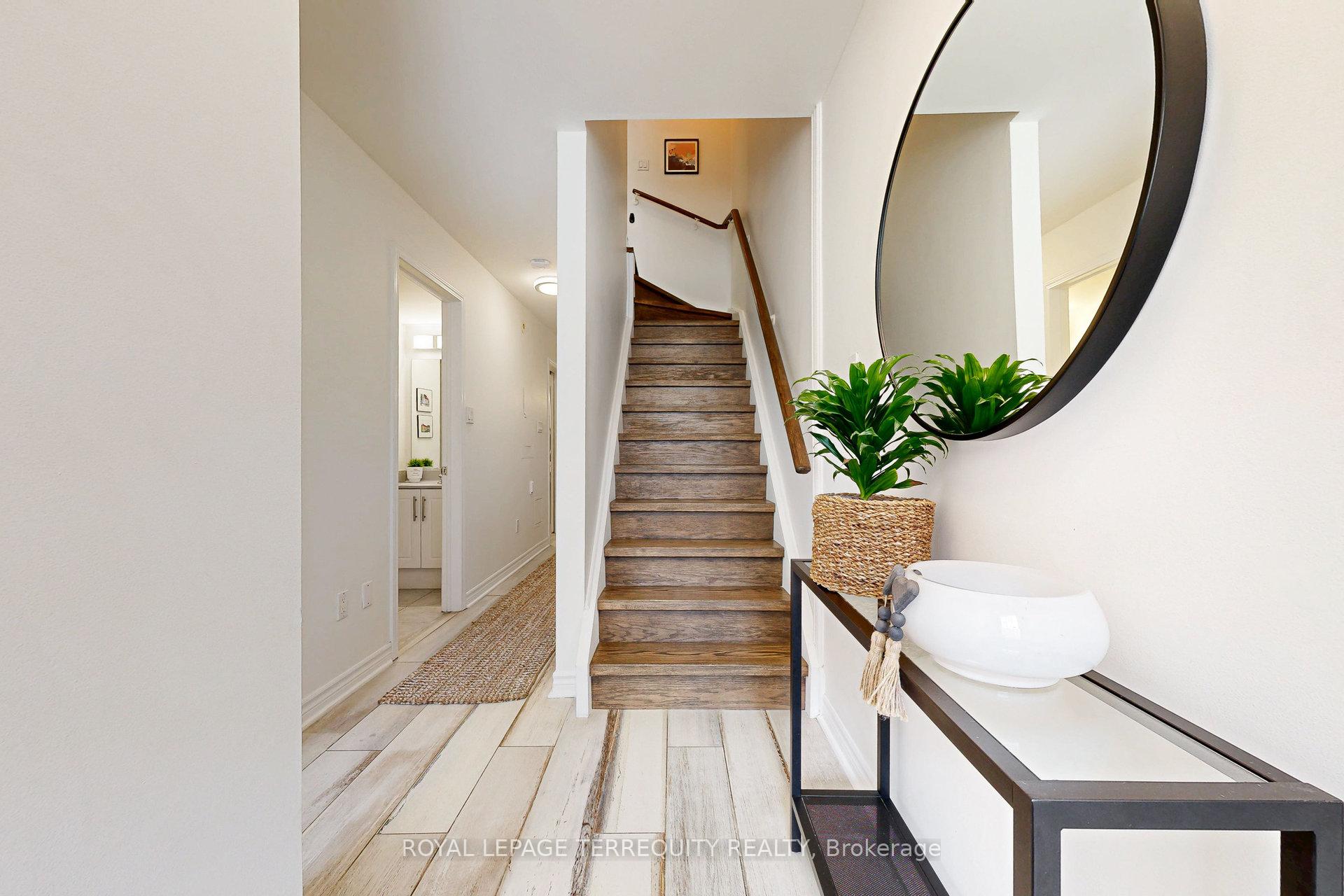 3 Bedrooms Condo at 25 Laidlaw, Toronto For sale