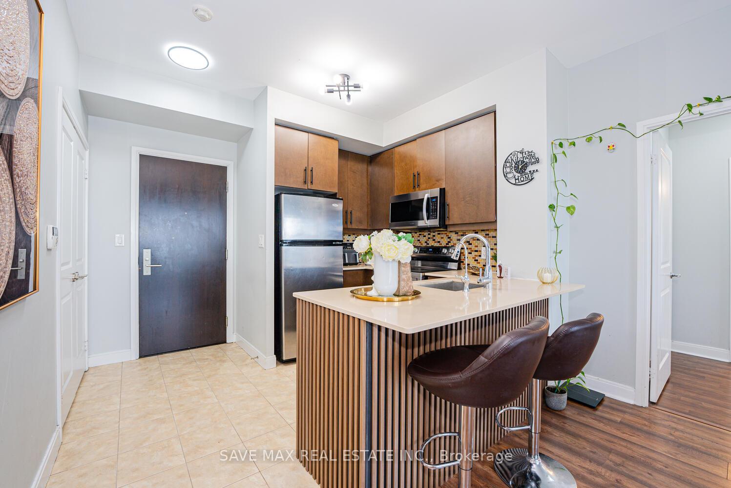 2 Bedrooms Condo at 60 Absolute, Mississauga For sale