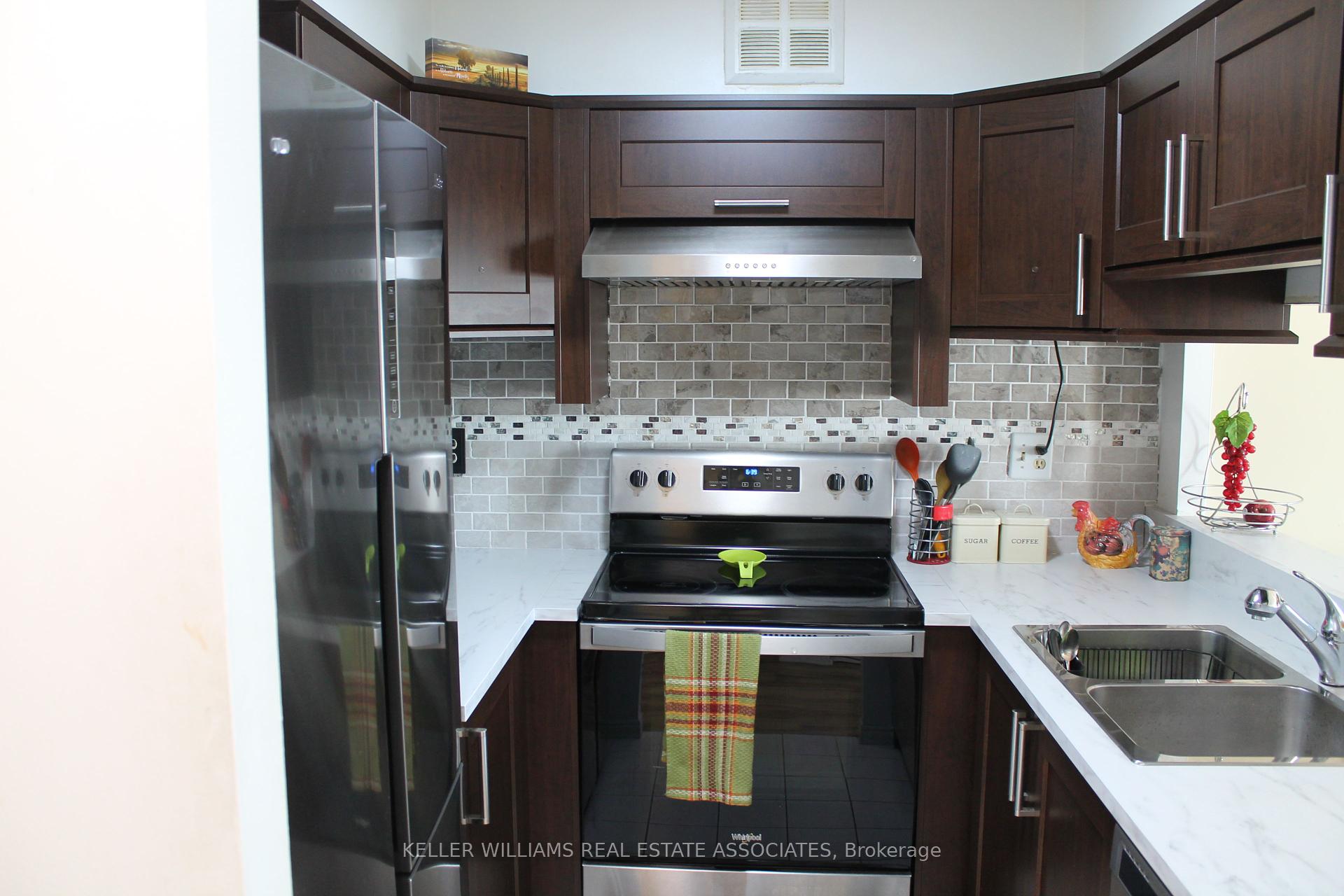 2 Bedrooms Condo at 50 Kingsbridge Garden, Mississauga For sale